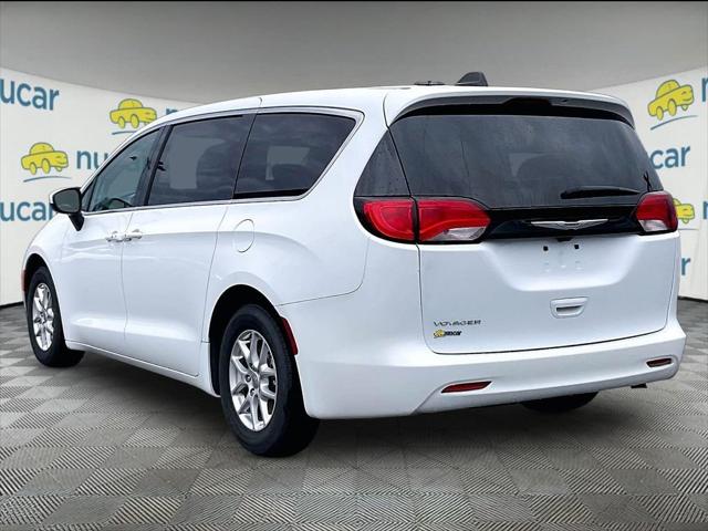2023 Chrysler Voyager LX