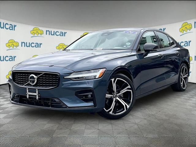 2024 Volvo S60 B5 Plus Dark Theme