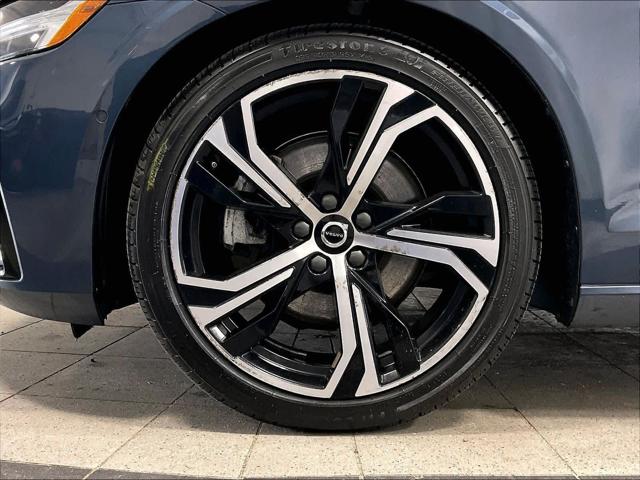 2024 Volvo S60 B5 Plus Dark Theme