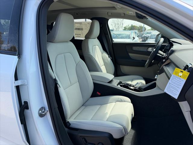 2026 Volvo XC40 Plus, B5 AWD Gas (mild hybrid), Dark