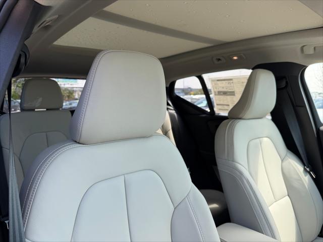 2026 Volvo XC40 Plus, B5 AWD Gas (mild hybrid), Dark