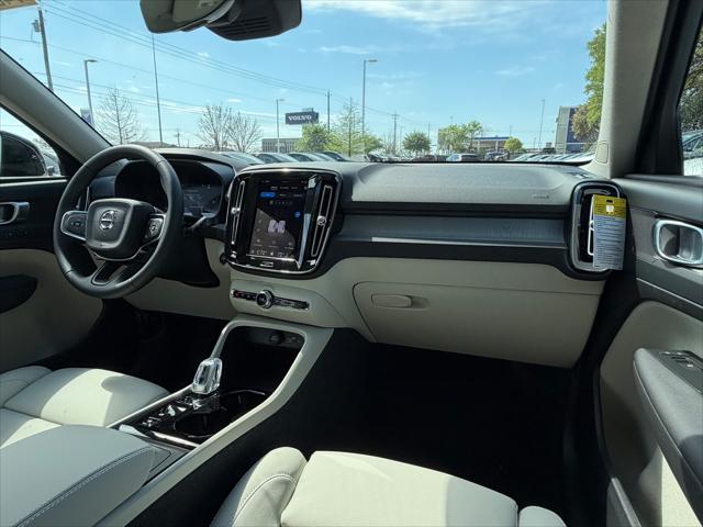 2026 Volvo XC40 Plus, B5 AWD Gas (mild hybrid), Dark