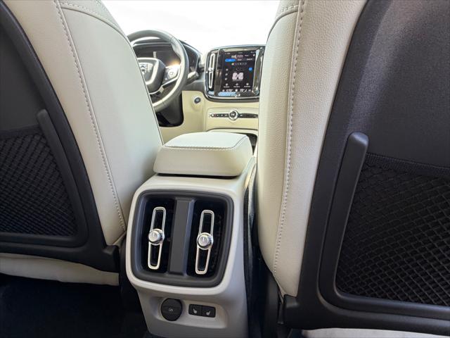 2026 Volvo XC40 Plus, B5 AWD Gas (mild hybrid), Dark