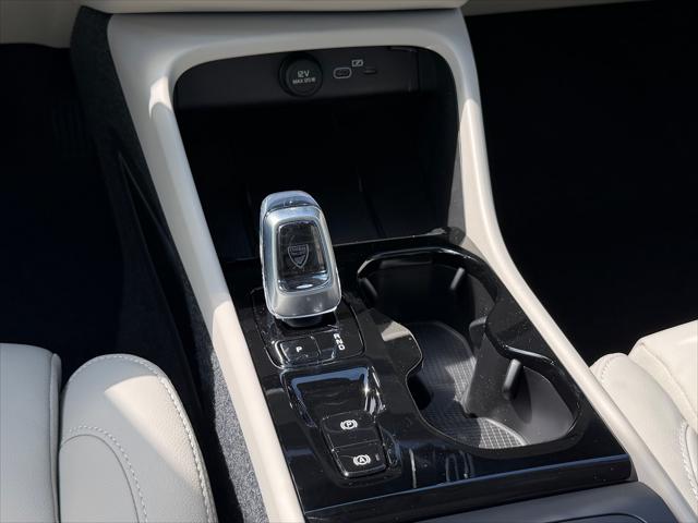 2026 Volvo XC40 Plus, B5 AWD Gas (mild hybrid), Dark