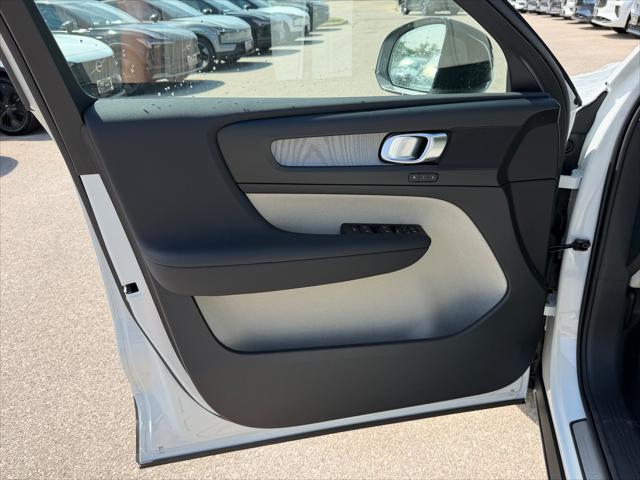 2026 Volvo XC40 Plus, B5 AWD Gas (mild hybrid), Dark