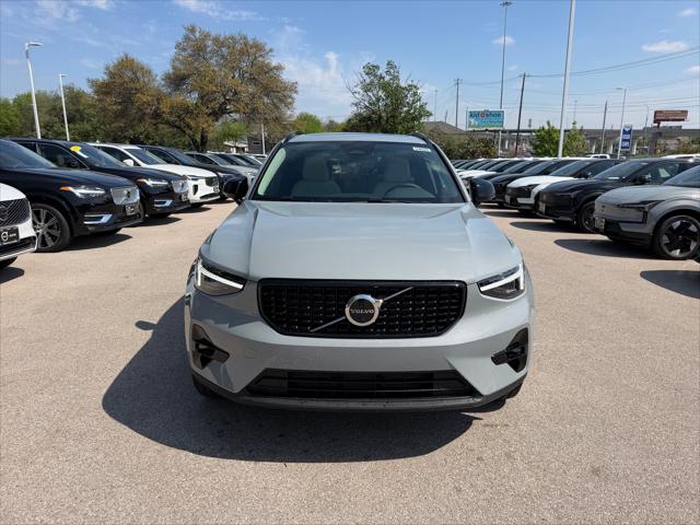 2026 Volvo XC40 Plus, B5 AWD Gas (mild hybrid), Dark