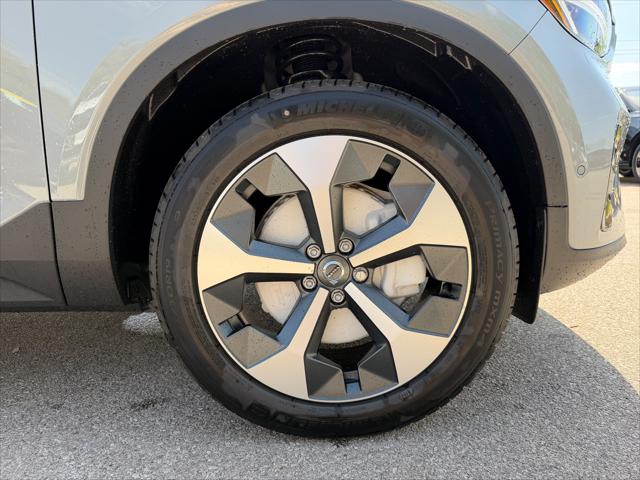 2026 Volvo XC40 Plus, B5 AWD Gas (mild hybrid), Dark