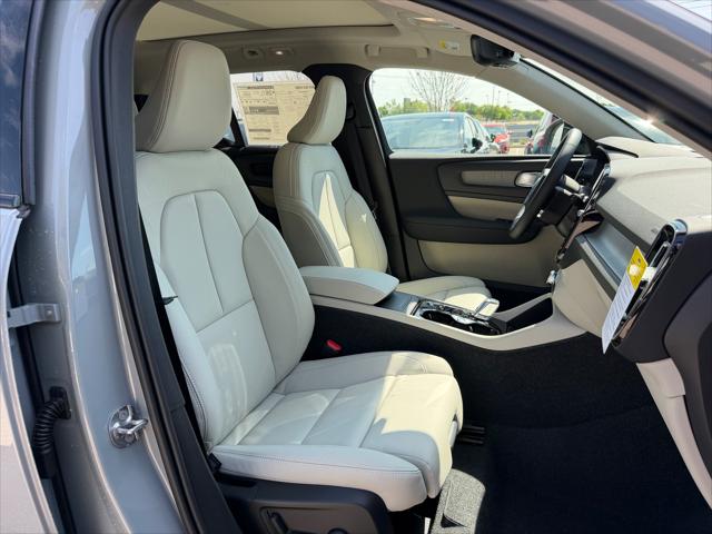 2026 Volvo XC40 Plus, B5 AWD Gas (mild hybrid), Dark