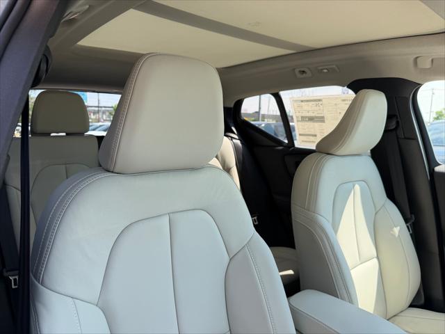 2026 Volvo XC40 Plus, B5 AWD Gas (mild hybrid), Dark