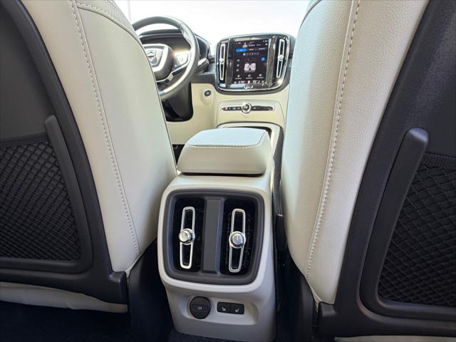 2026 Volvo XC40 Plus, B5 AWD Gas (mild hybrid), Dark