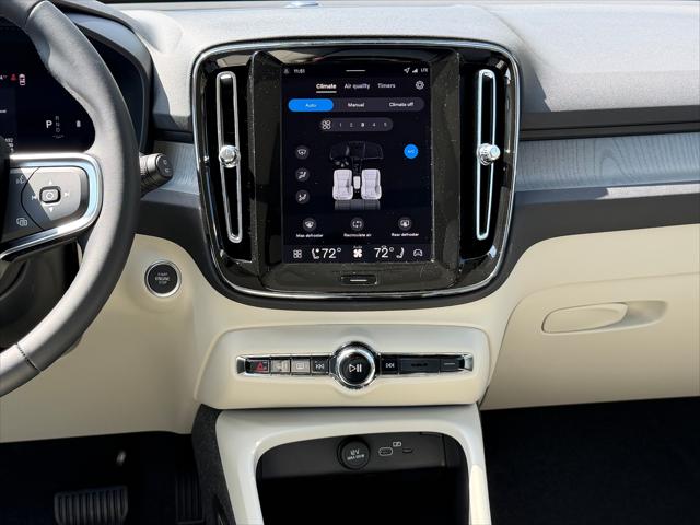 2026 Volvo XC40 Plus, B5 AWD Gas (mild hybrid), Dark