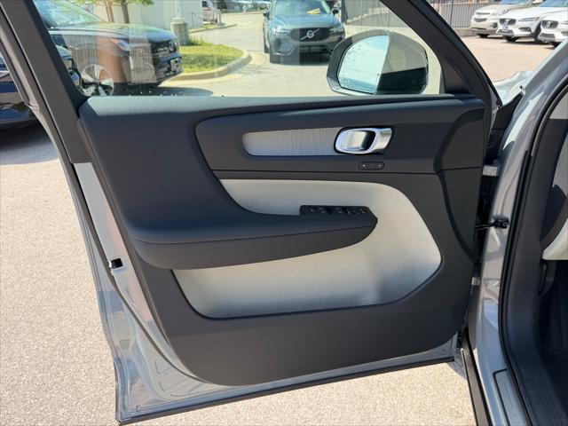 2026 Volvo XC40 Plus, B5 AWD Gas (mild hybrid), Dark