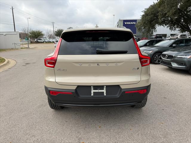 2026 Volvo XC40 Core, B5 AWD Gas (mild hybrid), Dark