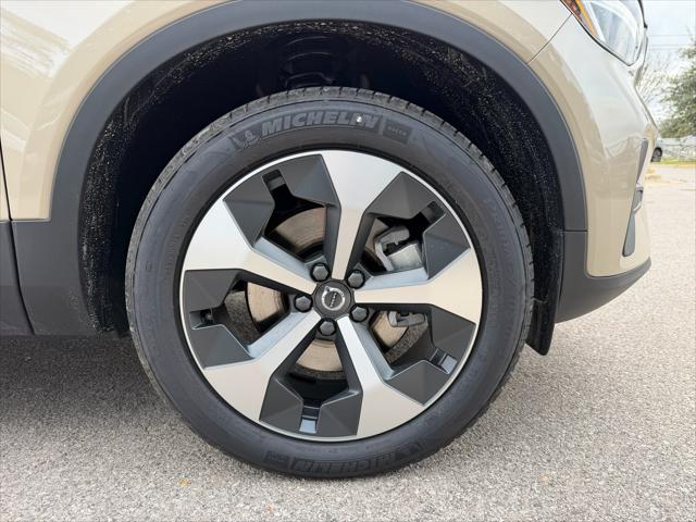 2026 Volvo XC40 Core, B5 AWD Gas (mild hybrid), Dark