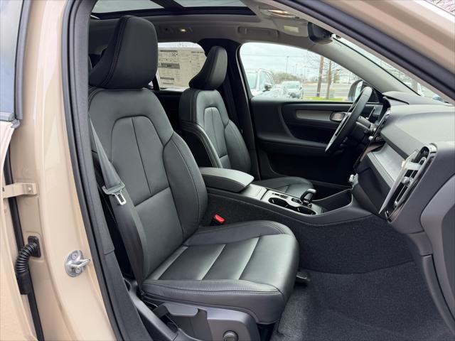 2026 Volvo XC40 Core, B5 AWD Gas (mild hybrid), Dark
