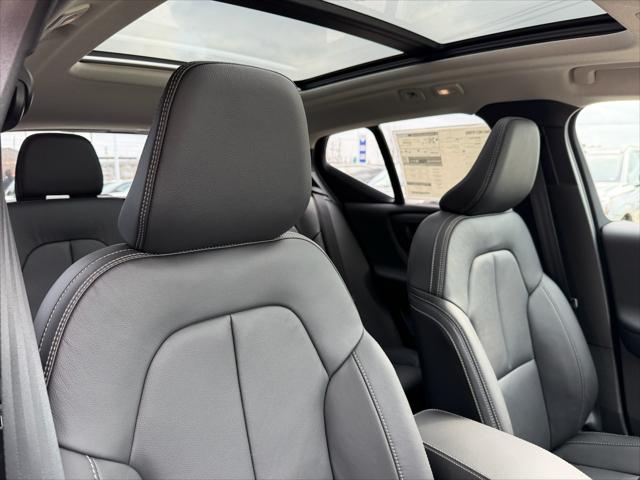 2026 Volvo XC40 Core, B5 AWD Gas (mild hybrid), Dark