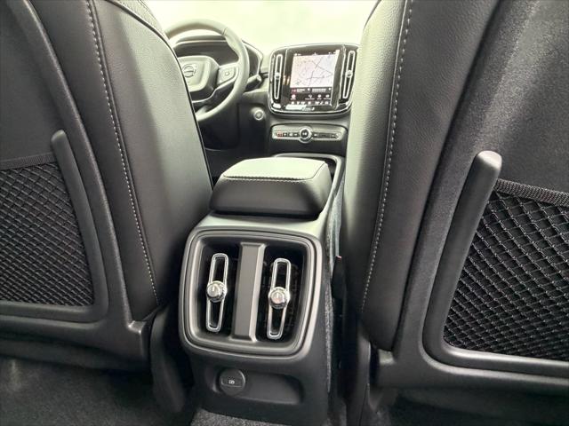 2026 Volvo XC40 Core, B5 AWD Gas (mild hybrid), Dark