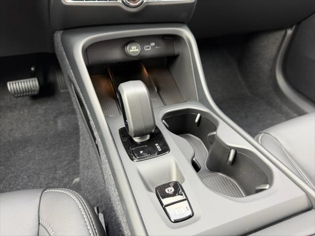 2026 Volvo XC40 Core, B5 AWD Gas (mild hybrid), Dark