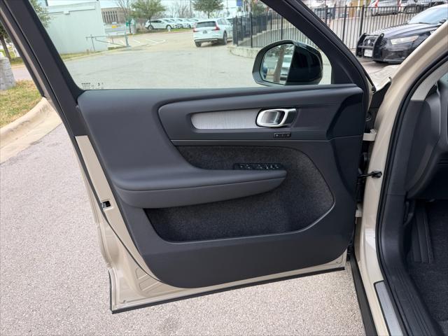 2026 Volvo XC40 Core, B5 AWD Gas (mild hybrid), Dark