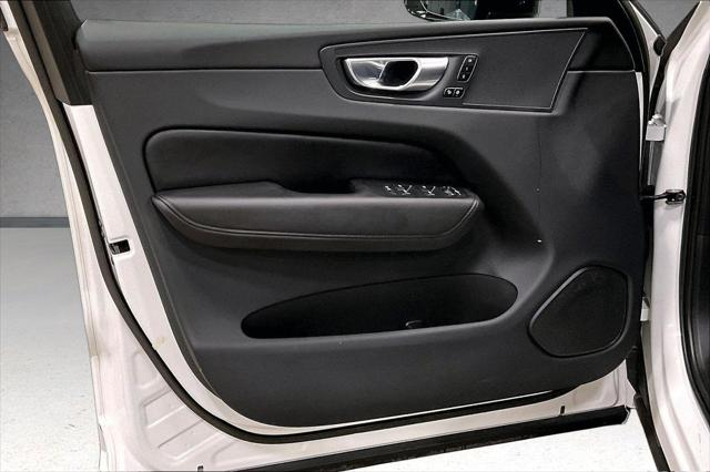 2023 Volvo XC60 B5 Plus Dark Theme