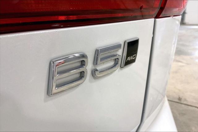 2023 Volvo XC60 B5 Plus Dark Theme