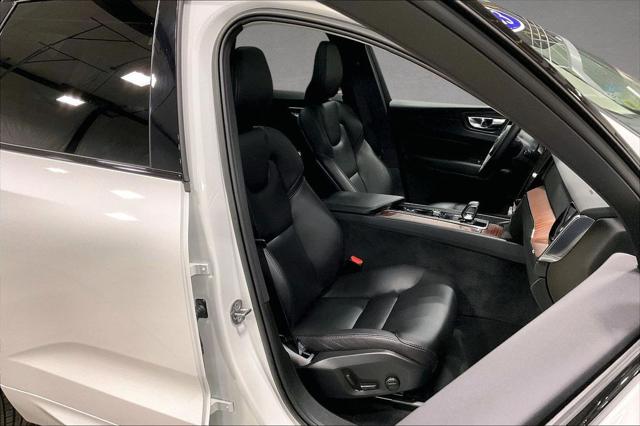 2023 Volvo XC60 B5 Plus Dark Theme