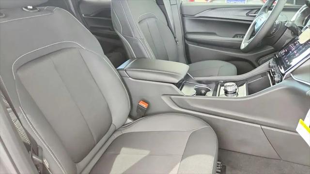 2026 Jeep Grand Cherokee Laredo 4x2