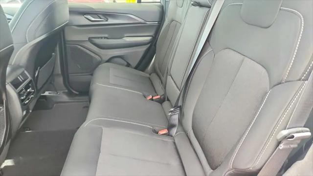 2026 Jeep Grand Cherokee Laredo 4x2