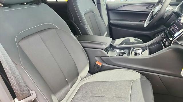 2026 Jeep Grand Cherokee Laredo 4x2