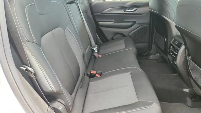 2026 Jeep Grand Cherokee Laredo 4x2