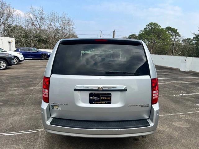 2009 Chrysler Town & Country LX