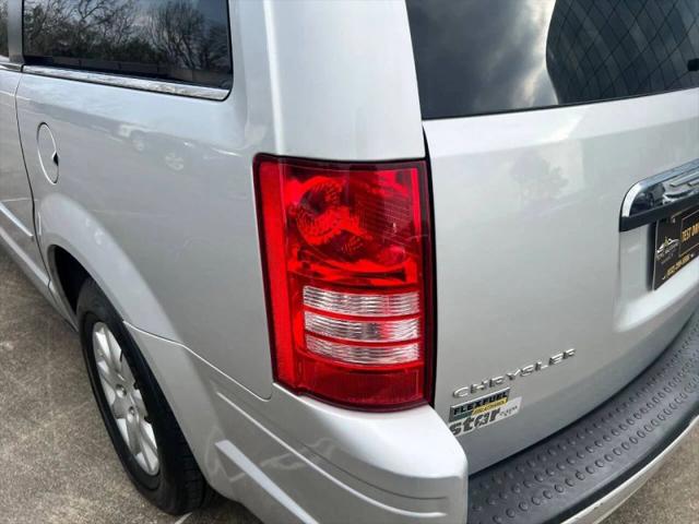2009 Chrysler Town & Country LX