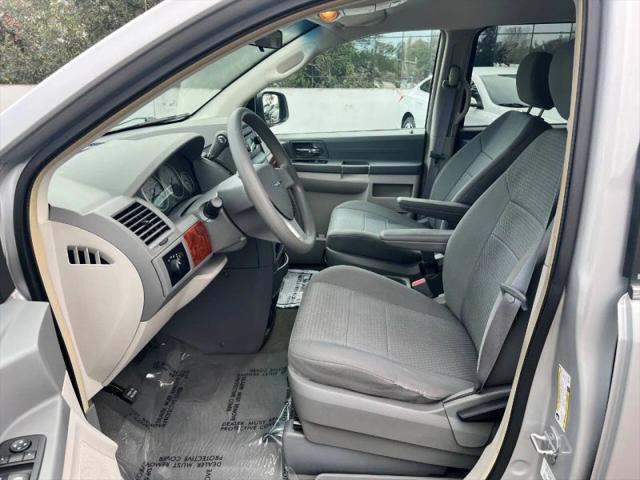 2009 Chrysler Town & Country LX