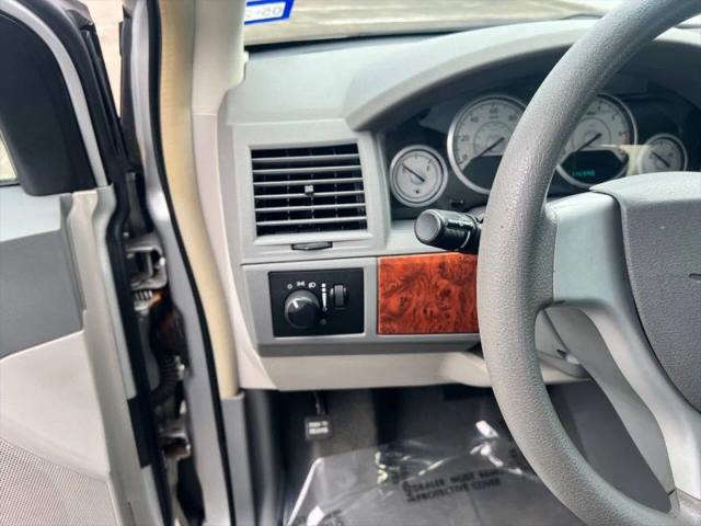 2009 Chrysler Town & Country LX