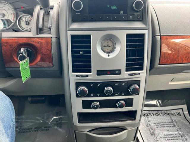 2009 Chrysler Town & Country LX