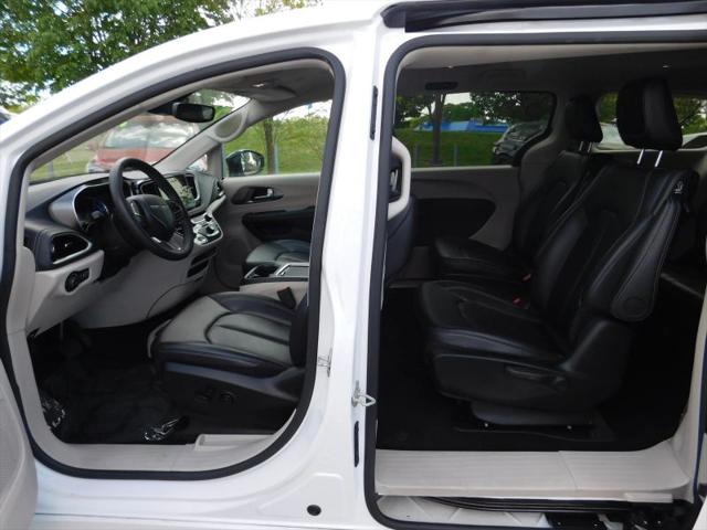 2024 Chrysler Pacifica Hybrid Select