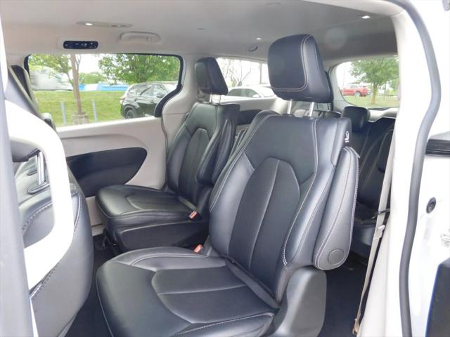 2024 Chrysler Pacifica Hybrid Select