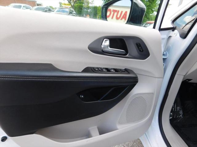 2024 Chrysler Pacifica Hybrid Select