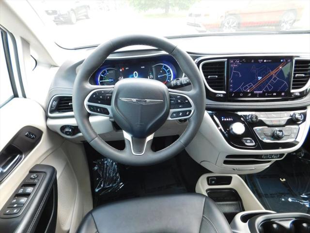 2024 Chrysler Pacifica Hybrid Select