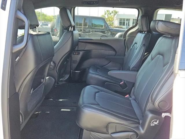 2025 Chrysler Voyager LX