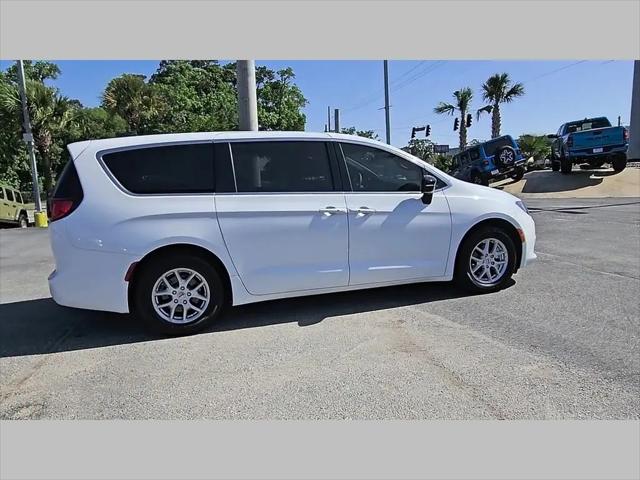 2025 Chrysler Voyager LX