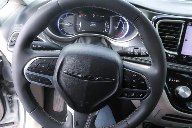 2024 Chrysler Pacifica Hybrid Select