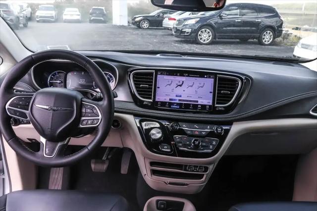 2024 Chrysler Pacifica Hybrid Select