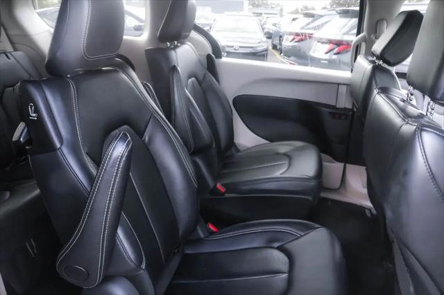 2024 Chrysler Pacifica Hybrid Select