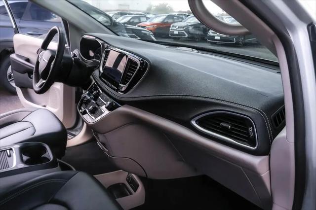 2024 Chrysler Pacifica Hybrid Select