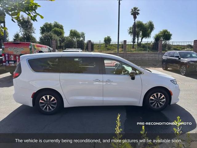 2024 Chrysler Pacifica Hybrid Select