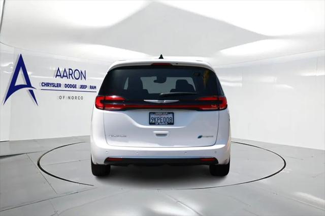 2024 Chrysler Pacifica Hybrid Select