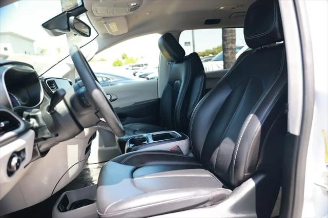 2024 Chrysler Pacifica Hybrid Select