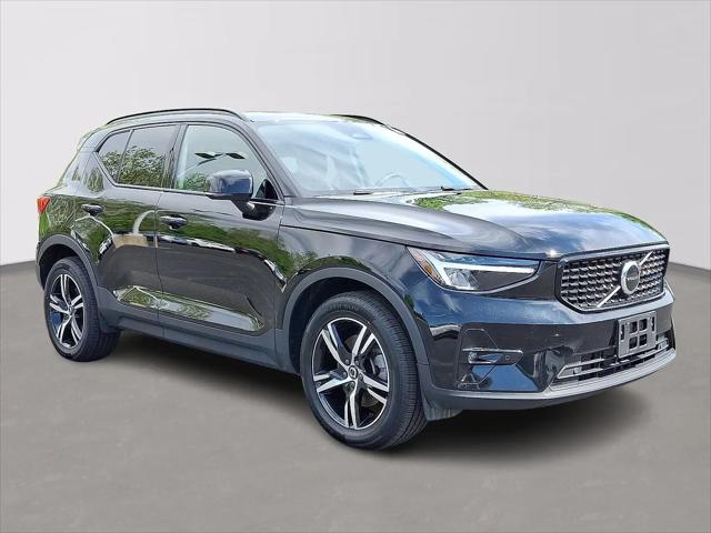 2023 Volvo XC40 B5 Plus Dark Theme