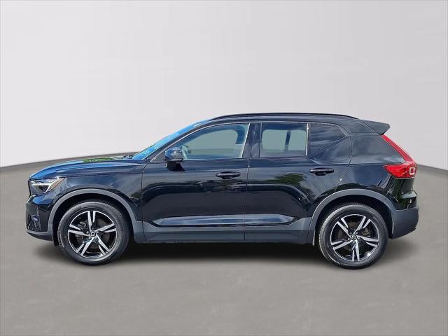 2023 Volvo XC40 B5 Plus Dark Theme